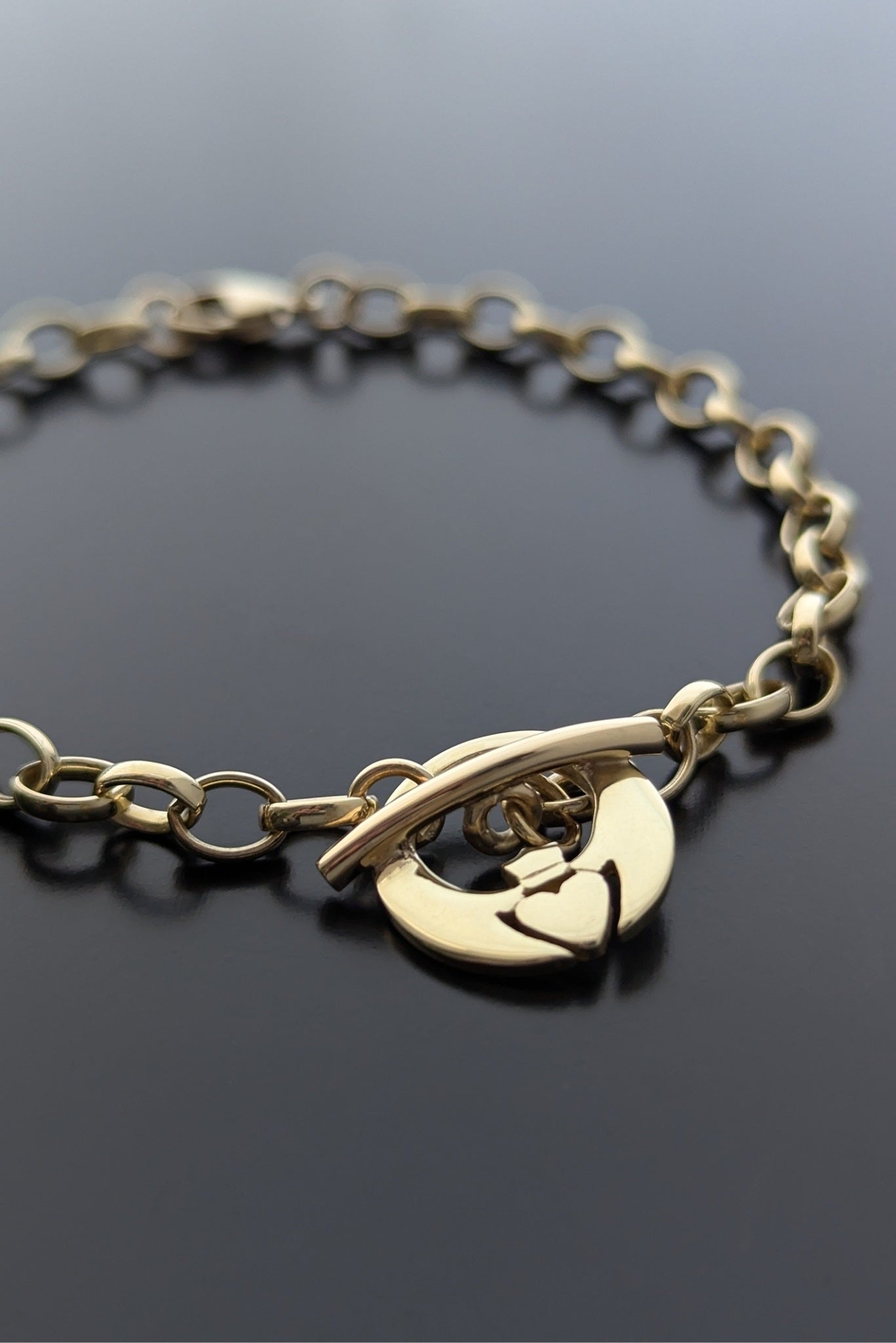 Gold Claddagh Bracelet details