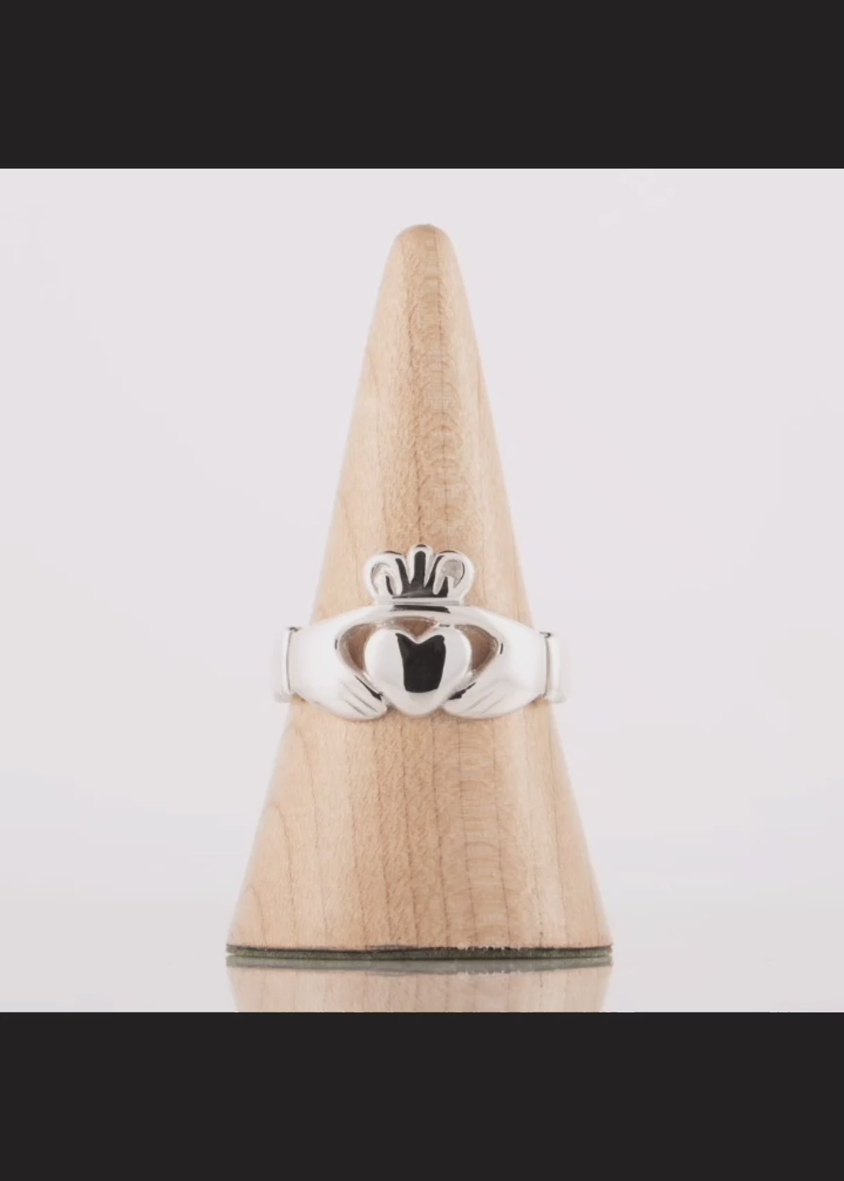 Men S Claddagh Ring White Gold Claddagh Design   E8f32e3c40c0455698c1c1edcfc86133.thumbnail.0000000000 